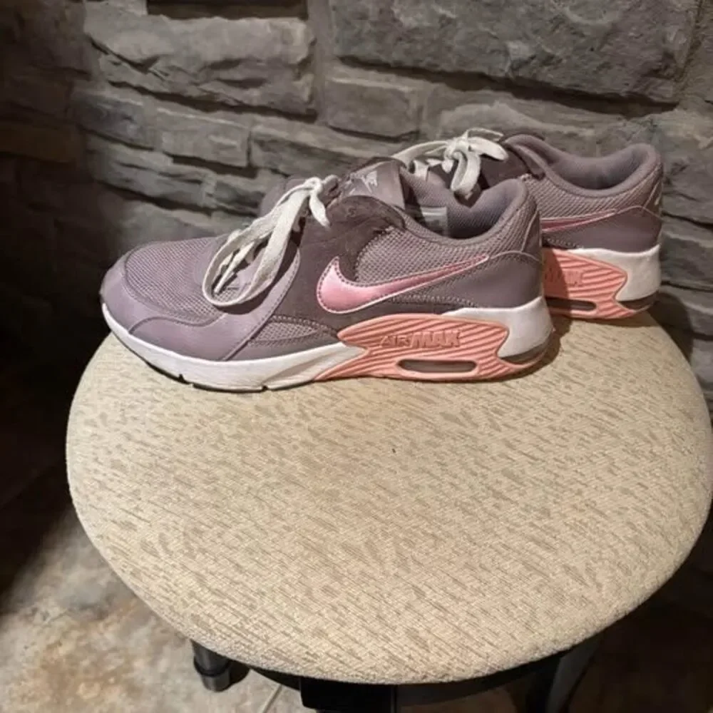Nike Air Max cd6894-200 Girl Youth Size 6.5Y Condition is Pre-owned.